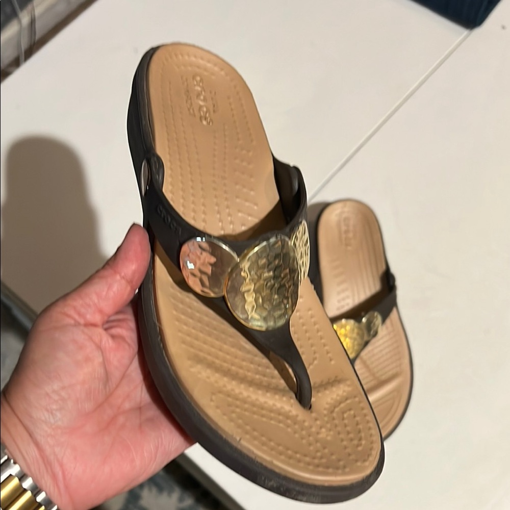 Crocs Women's Brown and Gold Sandals size 6 vacation, summer, beach - Picture 2 of 11